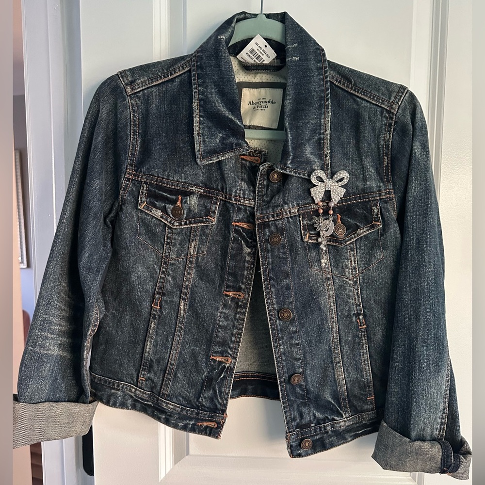 Abercrombie & Fitch Jean Jacket, Medium with Rhinestone bow pin, NWT - Picture 9 of 10